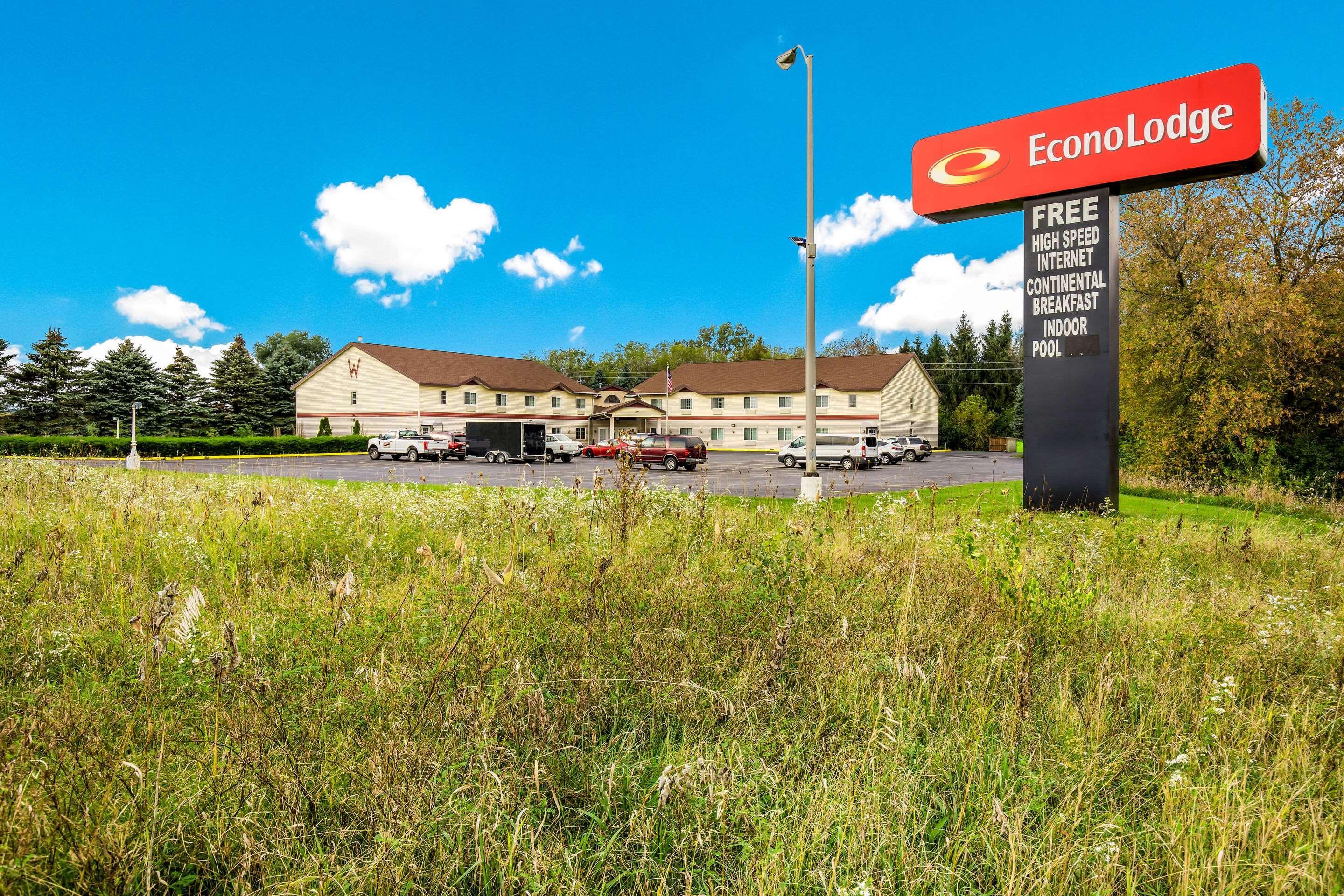 Econo Lodge Lake Mills Exterior photo
