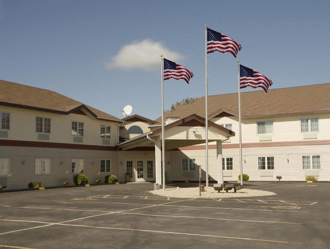 Econo Lodge Lake Mills Exterior photo