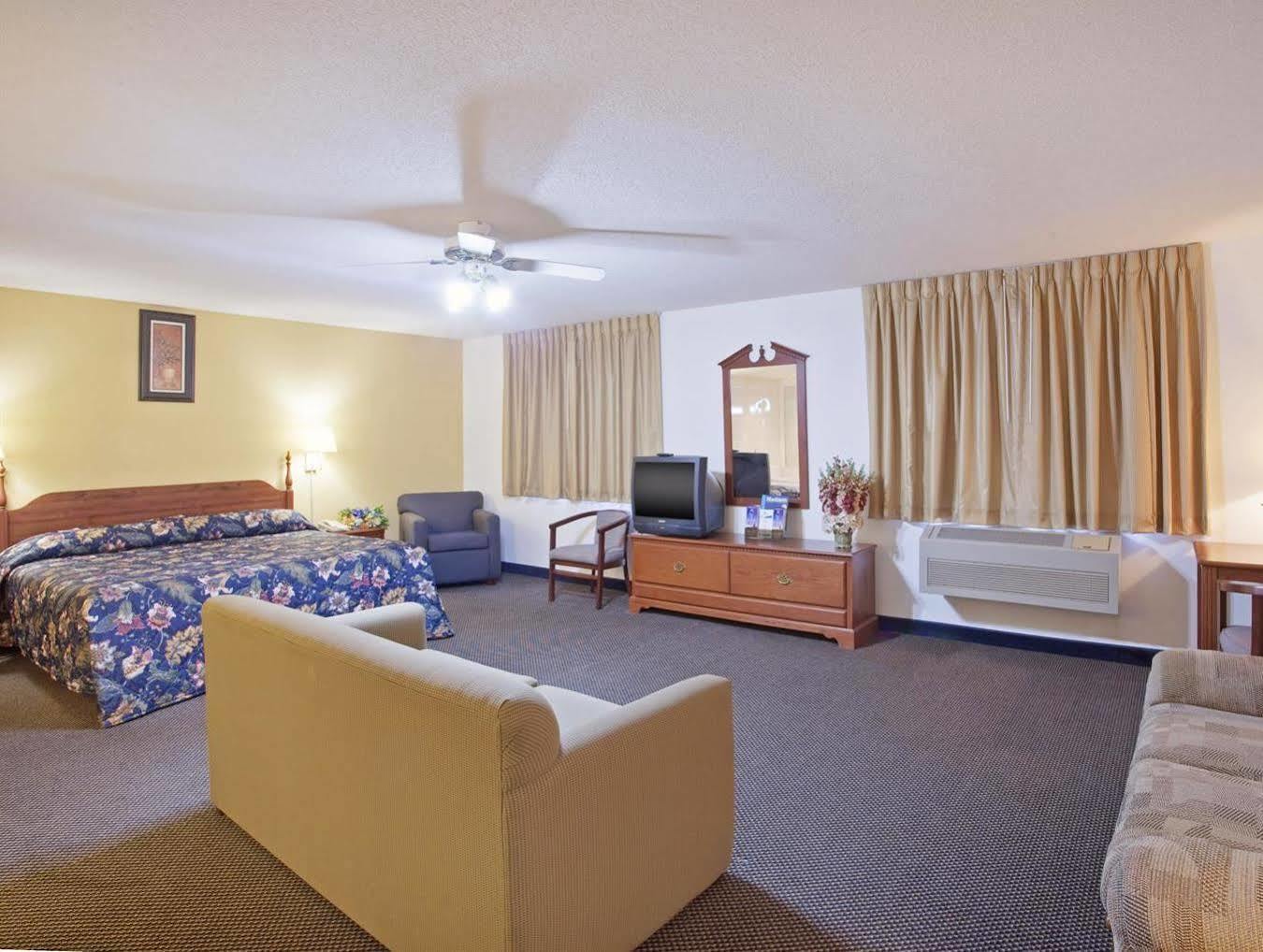 Econo Lodge Lake Mills Exterior photo