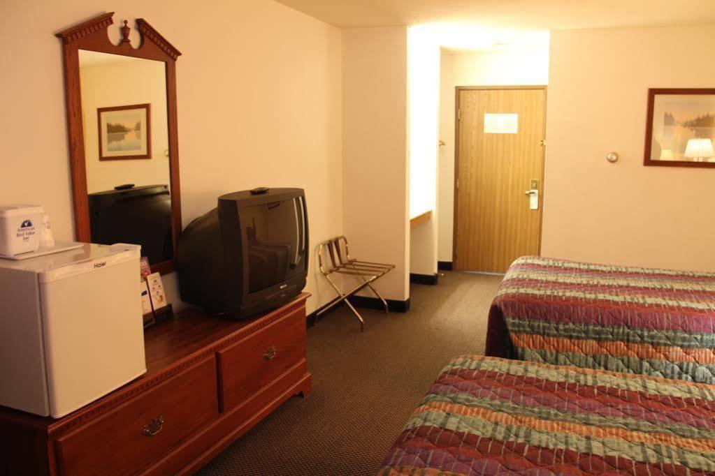 Econo Lodge Lake Mills Exterior photo